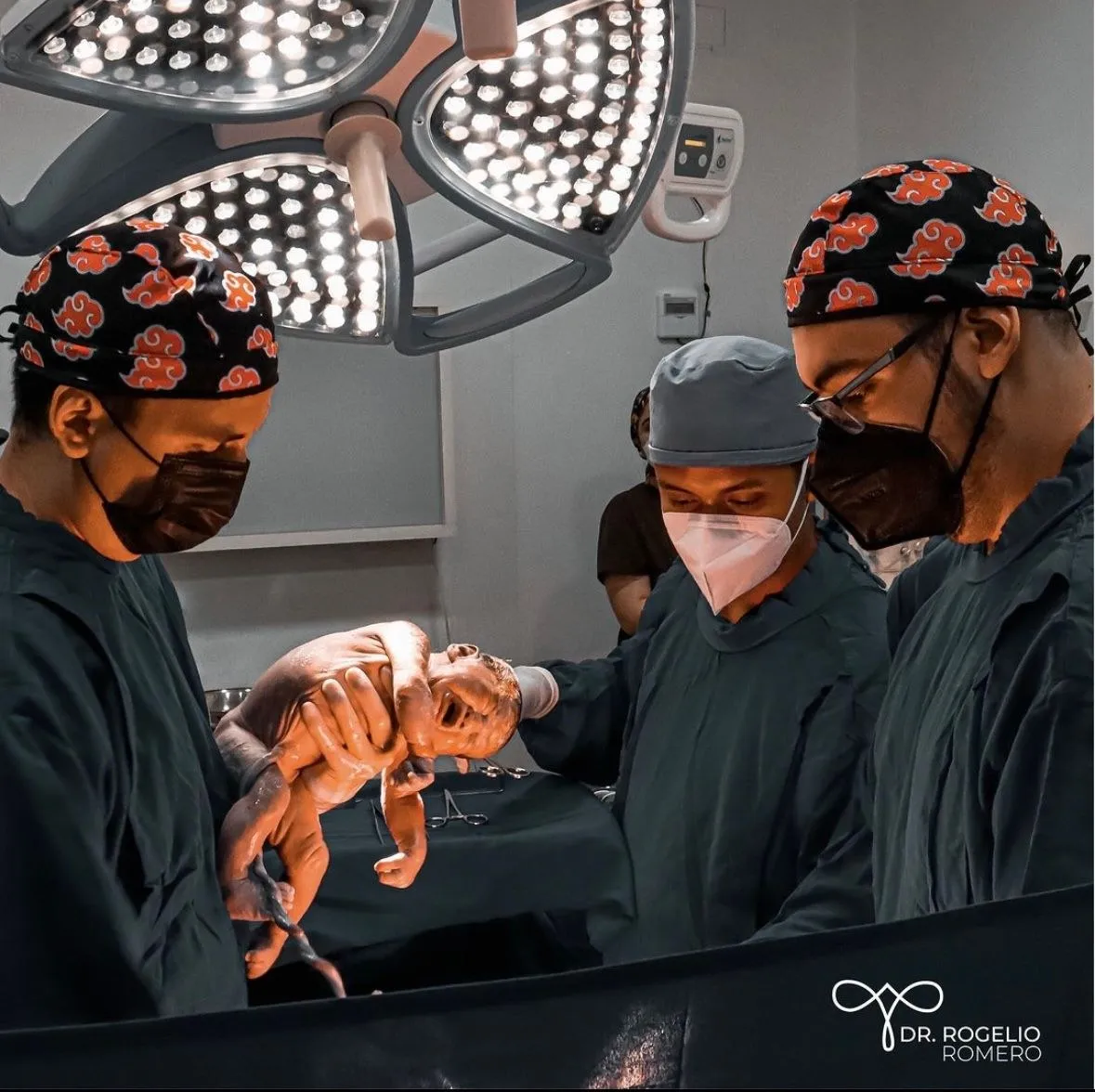 El doctor recibiendo a un bebé en el parto