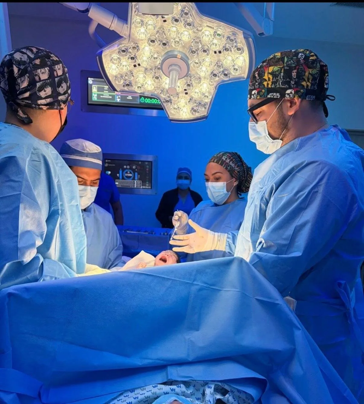 El doctor en quirófano con su equipo