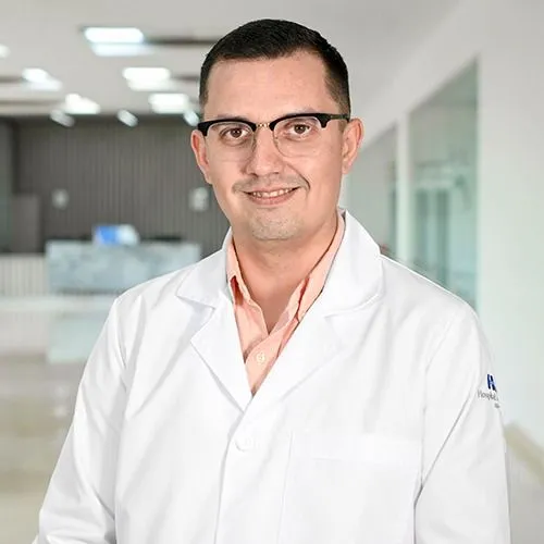 Dr. Rogelio Romero Valenzuela con bata médica